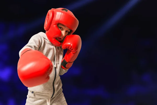 Pojken i boxningshandskar redo att slåss. Unga boxare fighter OV — Stockfoto