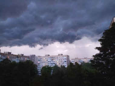 Şehirde büyük bir bulut ilerliyor. Yağmurlu kötü havayı bekliyorum..