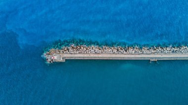 Akdeniz 'deki deniz fenerinin, Port de Nice, Cote d' azur, Güney Fransa 'daki insansız hava aracı görüntüleri.