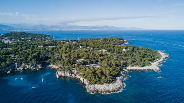 Yaz mevsiminde Nice, Cote d 'Azur, Güney Fransa yakınlarındaki Capital d' Antibe 'nin insansız hava aracı görüntüleri.