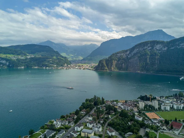 Όμορφη εναέρια drone shot άποψη της λίμνης Lungernersee το καλοκαίρι, σε Ελβετικές Άλπεις — Φωτογραφία Αρχείου