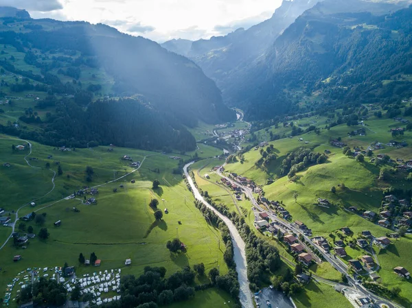 夏天，在瑞士阿尔卑斯山附近的狂风暴雨过后，阳光普照在瑞士Grindelwald村上空 — 图库照片