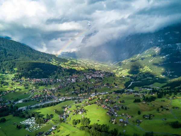 夏天，在瑞士阿尔卑斯山附近的狂风暴雨过后，阳光普照在瑞士Grindelwald村上空 — 图库照片