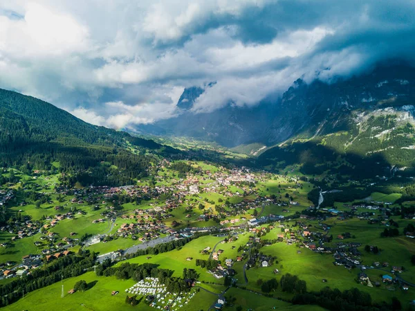 Solen skiner över schweiziska byn Grindelwald efter kraftig storm på sommaren nära schweiziska Alperna — Stockfoto