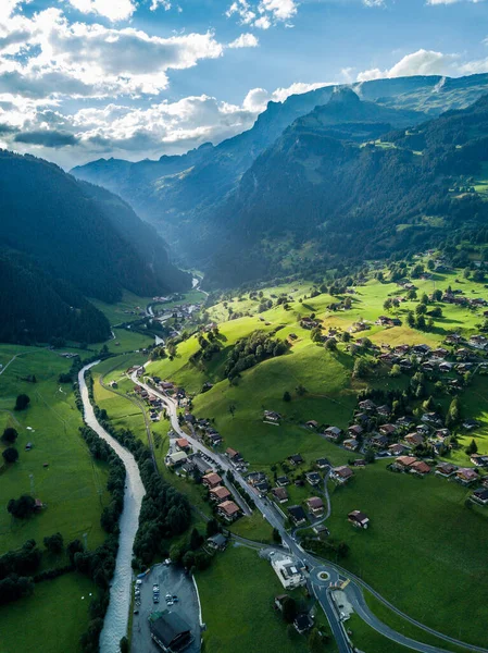 Solen skiner över schweiziska byn Grindelwald efter kraftig storm på sommaren nära schweiziska Alperna — Stockfoto