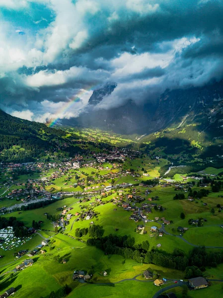 夏天，在瑞士阿尔卑斯山附近的狂风暴雨过后，阳光普照在瑞士Grindelwald村上空 — 图库照片