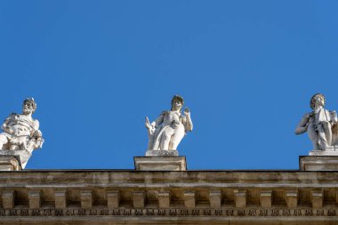 Budapeşte 'deki Etnoğrafya Müzesi' nin tepesindeki Attica 'nın alegorik heykelleri