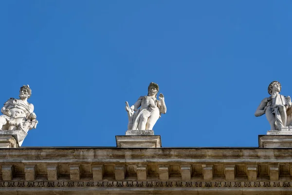 Allegorische Attika Skulpturen Auf Dem Dach Des Ethnographischen Museums Budapest — Stockfoto