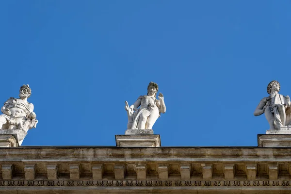 Esculturas Alegóricas Attica Cima Museu Etnografia Budapeste Inverno — Fotografia de Stock