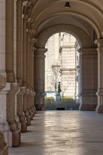 25 Ekim 1956 'da Macaristan' ın Budapeşte kentinde Kossuth Meydanı Parlamentosu 'nun atari salonunda yapılan anıt.