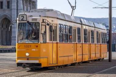 Budapeşte, Macaristan - 11 Şubat 2020: Macaristan Parlamentosu kışın tramvay geçişi