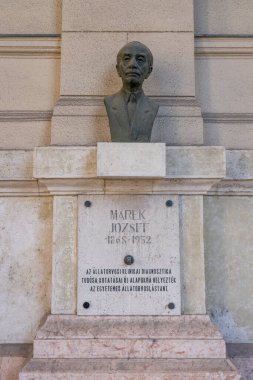 Budapeşte, Macaristan - 11 Şubat 2020: Kossuth Meydanı yakınlarında Marek Jozsef 'in bronz büstü