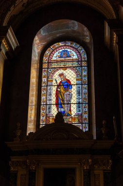 Budapeşte, Macaristan - 10 Şubat 2020: St. Stephen 's Baasilica' da lekeli kadırgalarla dolu koridor