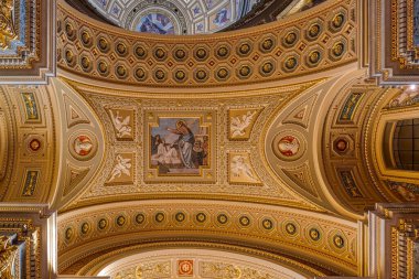 Budapeşte, Macaristan - 10 Şubat 2020: St. Stephen Bazilikası 'nda kubbe ile süslenmiş altın tavan