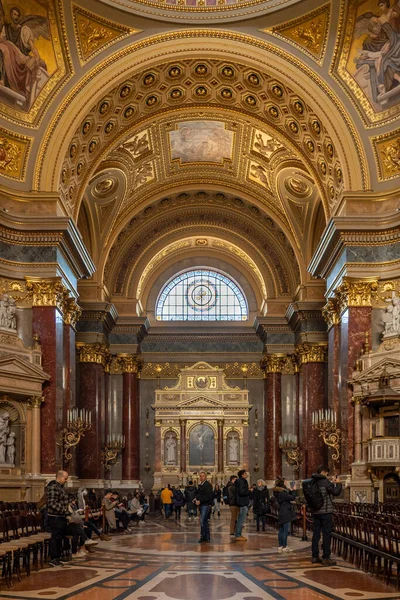 Budapest Hongrie Févr 2020 Touriste Admire Coupole Dorée Basilique Saint — Photo