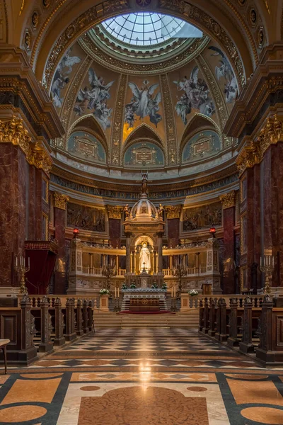 ハンガリー ブダペスト2020年2月11日聖シュテファン大聖堂の豪華な聖所身廊 — ストック写真
