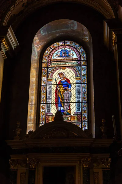 Budapeşte, Macaristan - 10 Şubat 2020: St. Stephen 's Baasilica' da lekeli kadırgalarla dolu koridor