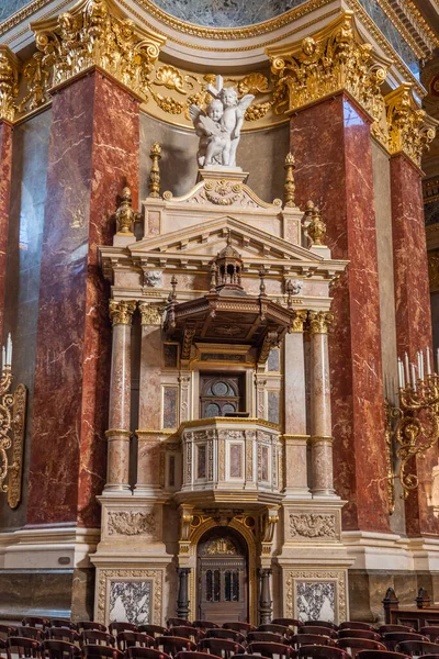 匈牙利布达佩斯 2020年2月10日 圣史提芬大教堂的花岗岩讲坛 — 图库照片