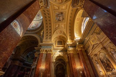 Budapeşte, Macaristan - 10 Şubat 2020: Aziz Stephen Bazilikası içindeki tavan penceresinin güneş ışığıyla ultra geniş görünümü