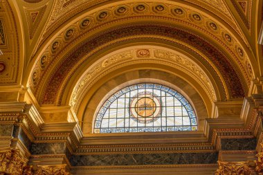 Budapeşte, Macaristan - 10 Şubat 2020: Stephen Bazilikası 'nda taç giyme töreni sembolü pencereli tavan manzarası