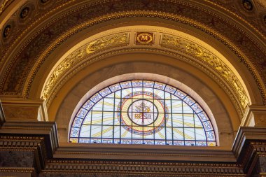 Budapeşte, Macaristan - 10 Şubat 2020: Altın ve gümüş haçlı anahtarlar Aziz Peter 'ın anahtarlarıdır..