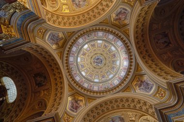 Budapeşte, Macaristan - 10 Şubat 2020: St. Stephen Bazilikası 'nda kubbe ile süslenmiş altın tavan