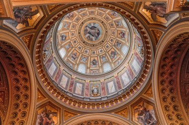 Budapeşte, Macaristan - 10 Şubat 2020: St. Stephen Bazilikası içindeki yaldızlı altın kubbenin manzarası