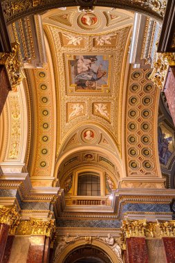 Budapeşte, Macaristan - 10 Şubat 2020: St. Stephen Bazilikası 'nda kubbe ile süslenmiş altın tavan