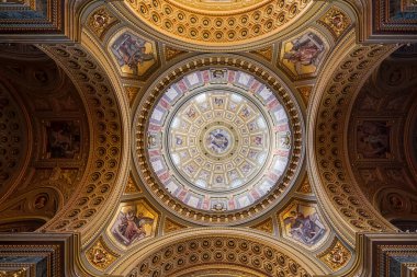Budapeşte, Macaristan - 10 Şubat 2020: St. Stephen Bazilikası 'nda kubbe ile süslenmiş altın tavan