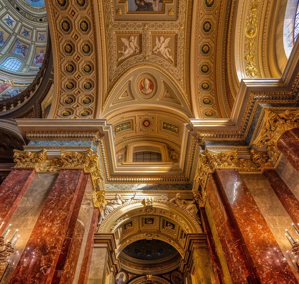 ハンガリー ブダペスト2020年2月10日聖シュテファン大聖堂の金色の装飾が施された豪華な黄金の天井 — ストック写真