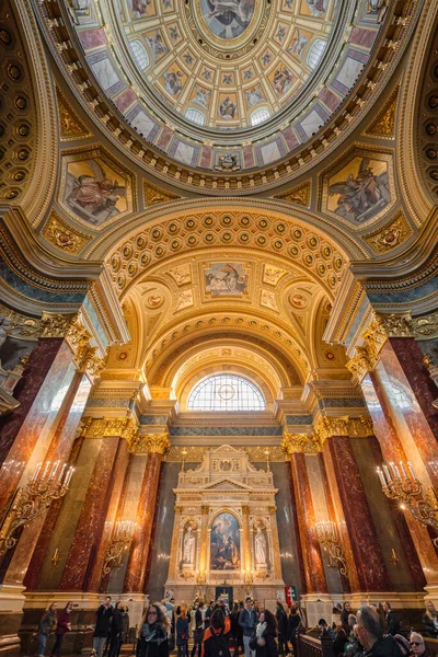 ブダペスト ハンガリー 2020年2月10日 観光客はスティーブンの大聖堂で金色のフレスコ画を賞賛 — ストック写真