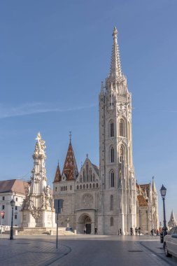 Kutsal Üçlü Meydanı Balıkçı Kalesi 'nde, sabah güneşinde.