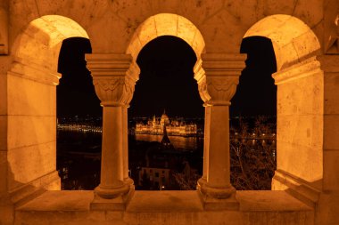 Budapeşte 'deki Budapeşte tepesindeki Balıkçı Kalesi' nden Macar parlamentosunun gece görüşü