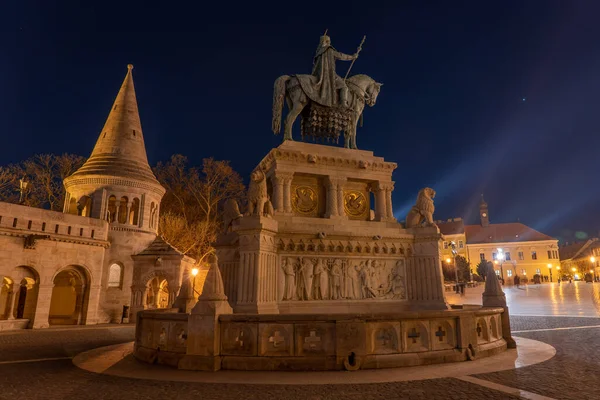 Estátua Equestre Rei Santo Estêvão Praça Santíssima Trindade Noite — Fotografia de Stock