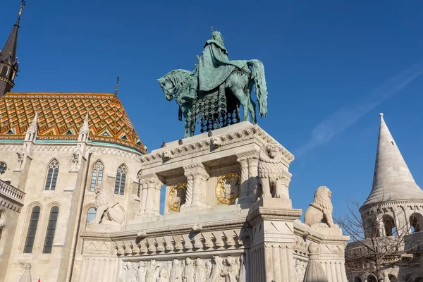 István Király Bronz Lovasszobra Mátyás Templom Előtt Budapesten — Stock Fotó