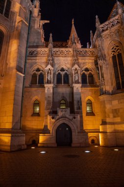 Matthias Kilisesi 'nin kışın Budapeşte Kutsal Üçlü Meydanı' nda bağlama harekâtı.