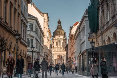 Budapeşte, Macaristan - 10 Şubat 2020: Gün batımından önce St. Stephen Bazilikası 'nın sokak manzarası