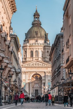 Budapeşte, Macaristan - 10 Şubat 2020: Gün batımından önce St. Stephen Bazilikası 'nın sokak manzarası