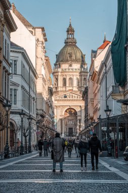 Budapeşte, Macaristan - 10 Şubat 2020: Gün batımından önce St. Stephen Bazilikası 'nın sokak manzarası