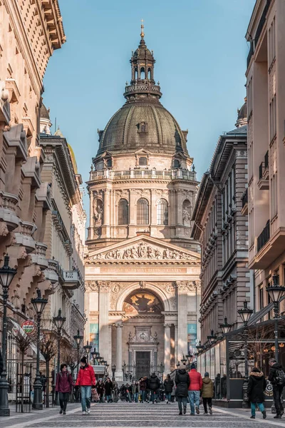 Budapeşte, Macaristan - 10 Şubat 2020: Gün batımından önce St. Stephen Bazilikası 'nın sokak manzarası