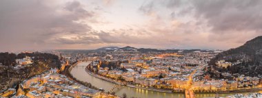 Budapeşte, Macaristan - 9 Şubat 2020: Gece Kutsal Üçlü Meydanı 'nda Kral Aziz Stephen' ın Binicilik Heykeli