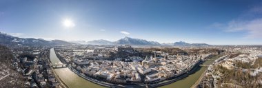 Nehir ve Unesberg dağının kış sabahları karlı Salzburg 'un panoramik hava aracı görüntüsü