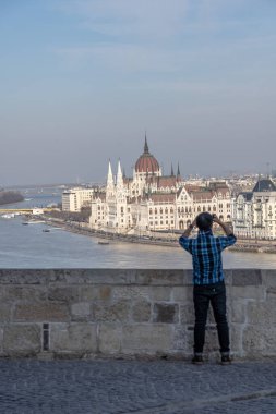 Budapeşte, Macaristan - 9 Şubat 2020: Kutsal Üçlü Meydanı 'ndaki Matthias Kilisesi Bronz Modeli