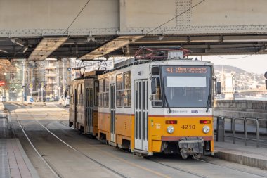 Budapeşte, Macaristan - 9 Şubat 2020: Kutsal Üçlü Meydanı 'ndaki Matthias Kilisesi Bronz Modeli