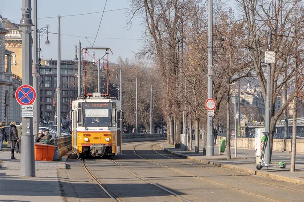 Budapest Hungary Feb 2020 People Board Line Yellow Tram Trolley — Stock Photo, Image