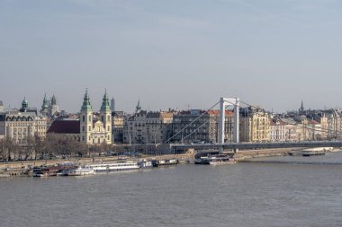 Elisabeth Köprüsü ve Parish Kilisesi Budapeşte 'deki Danube Nehri kıyısında kış sabahı. Yüksek kalite fotoğraf