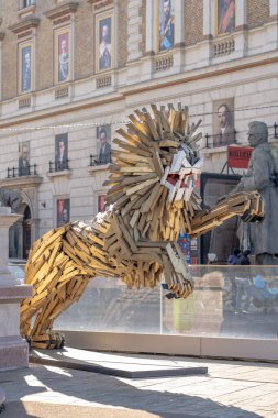 Budapeşte, Macaristan - 9 Şubat 2020: Atlayan aslan Ybl Buda Yaratıcı Evi 'nin girişinde nöbet tutuyor. Yüksek kalite fotoğraf