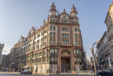 Budapeşte, Macaristan - 9 Şubat 2020: Eski Macar zırh ve başlık zırhı kışın armalı