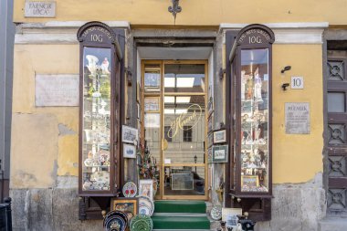 Budapeşte, Macaristan - 9 Şubat 2020: Eski Macar zırh ve başlık zırhı kışın armalı