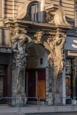 Budapeşte, Macaristan - 9 Şubat 2020: Eski Macar zırh ve başlık zırhı kışın armalı